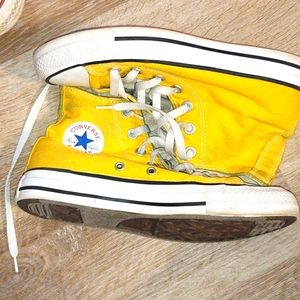 Yellow hightop converse